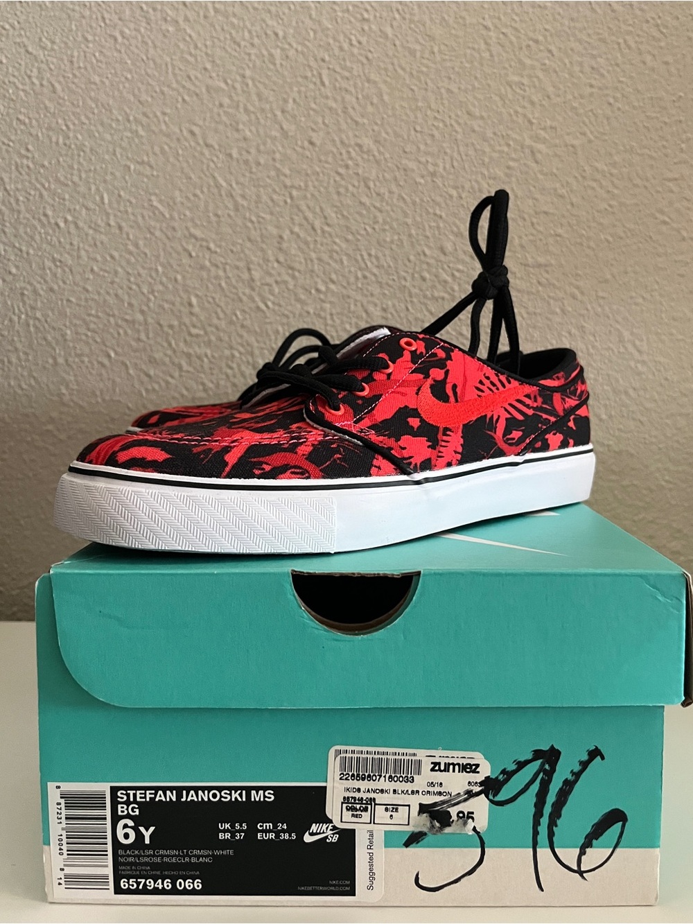 NIB Nike Stefan Janoski Low Top Skate Shoe (Red & Black) Y6